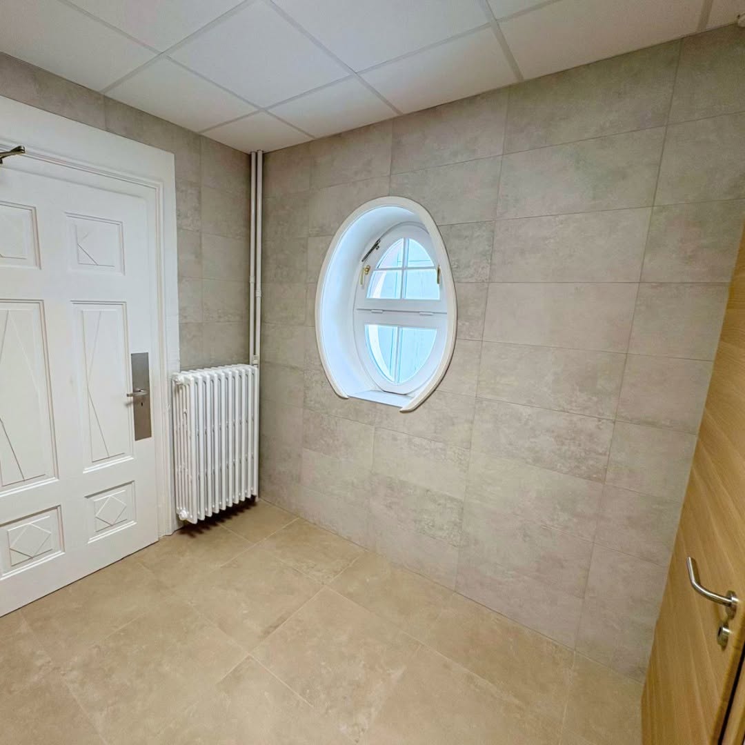 Détail des finitions bois et carrelage dans les sanitaires rénovés à Haguenau