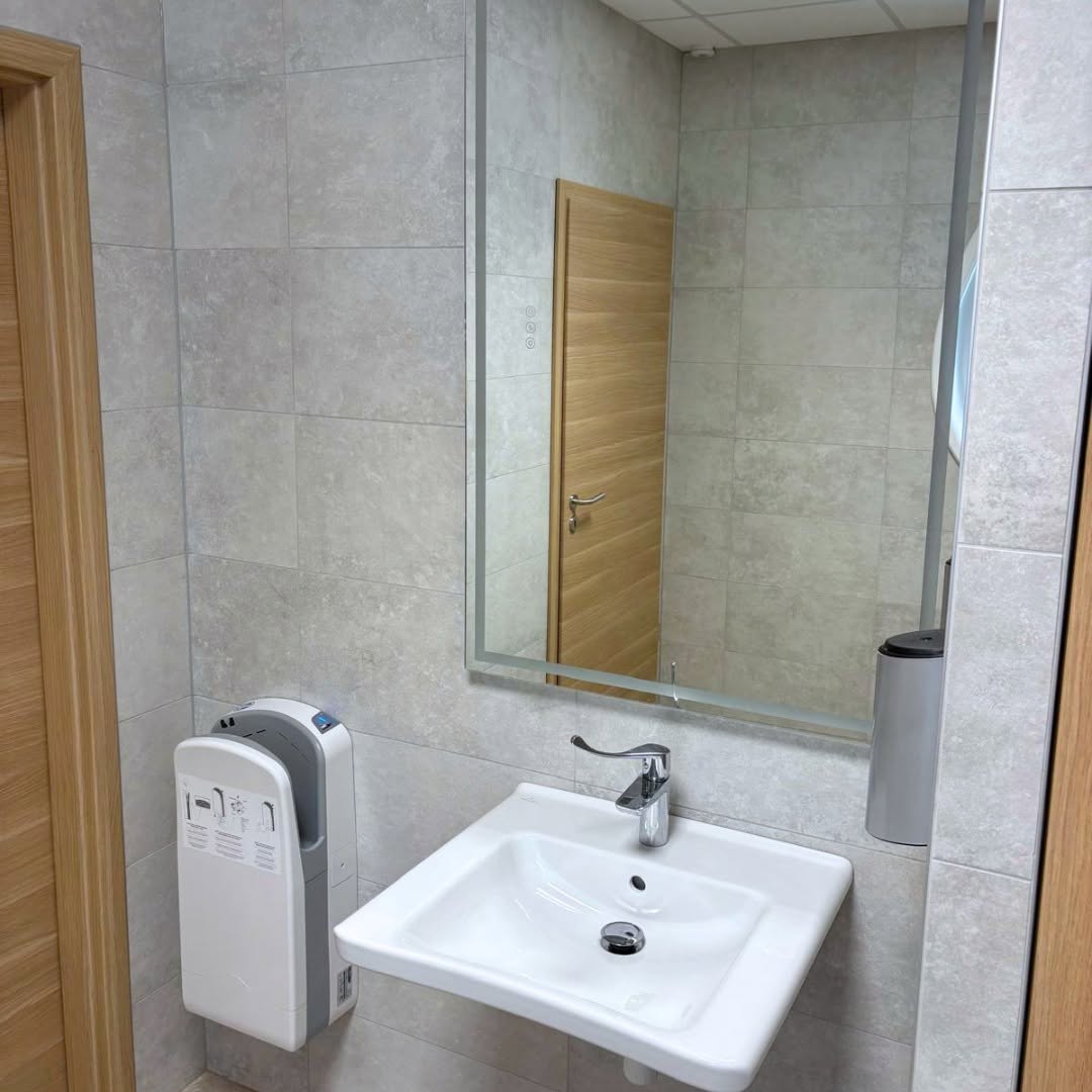 Vue des sanitaires rénovés de la mairie de Haguenau